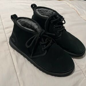 UGG women’s leather shoes boot in black, size 6